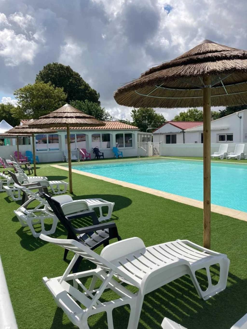 3 Etoiles - Piscine - Ccaihff *